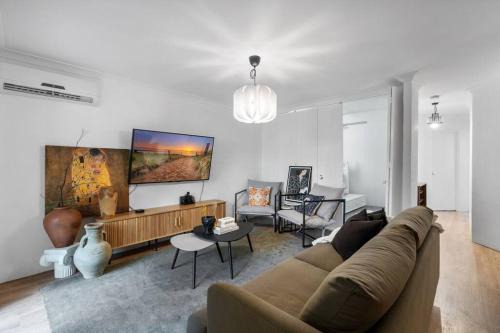 South Perth Apartment | 3br unit Stylish retreat SouthPerth