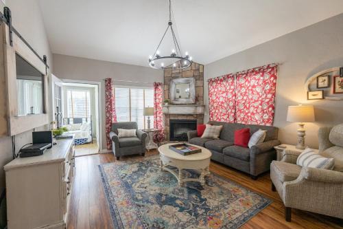 Branson House | 3BR with Loft - Near The Strip - FREE TICKETS INCLUDED - FW2-6