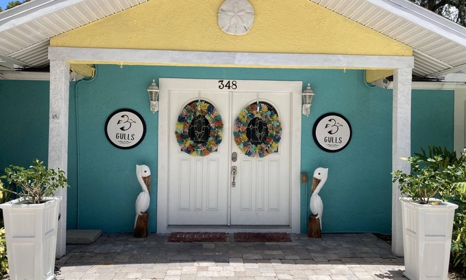 Ozona Apartment | 3Gulls Inn Ozona2-Boutique Hotel-SwimSpa-King Suite-Pets Stay Free-Dtntwn Ozona