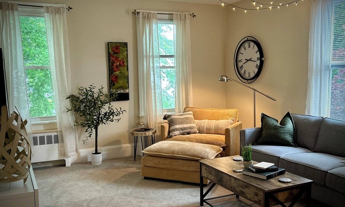 Williamsport Apartment | "3Thirty2" - near IPT, 10min to LLW Series-AC/off street parking