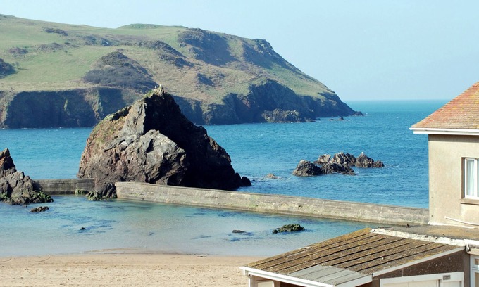 Hope-Cove Cottage | 4 ARMADA HOUSE, pet friendly, country holiday cottage in Hope Cove