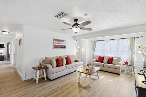 Weatherford House | 4-BD 2-BA Home Retreat Laundry Backyard