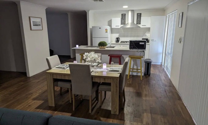 Wandina House | 4 BDR Wandina Home with 5 TVs - Disability Access
