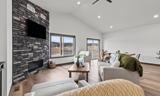 Summerset House | 4 bed, 3 Bath, Hot tub, Convenient location, Wi-fi