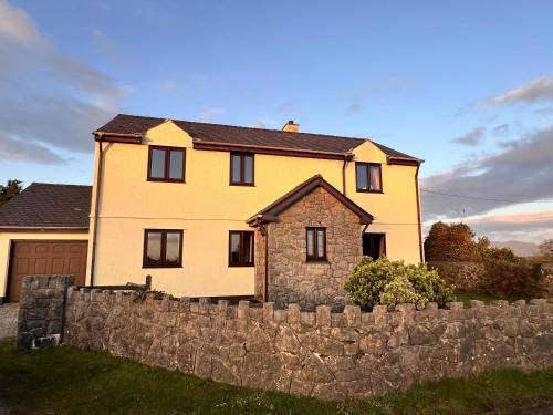 Llanddona House | 4 Bed Farmhouse - Pets - Garden - Parking