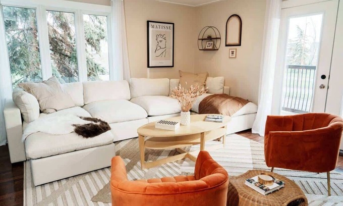 Kensington House | 4 Bed Home Along River Near DT, AC, Hot Tub