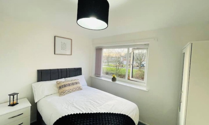 Wakefield House | 4 bed house in Wakefield - perfect for contractors