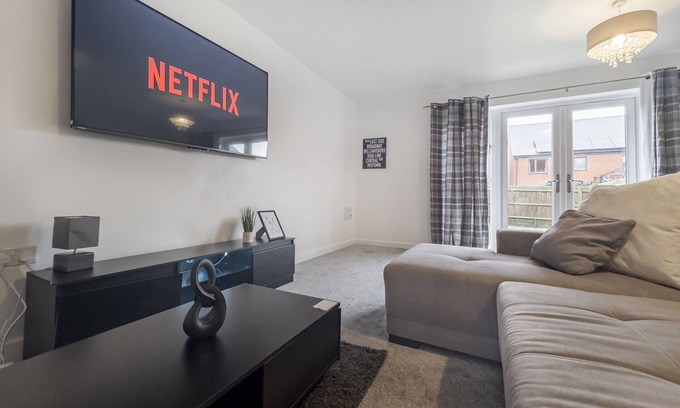 Ashford House | * 4 BED LUXURY HOUSE * GARDENn+ PARKING + WiFi