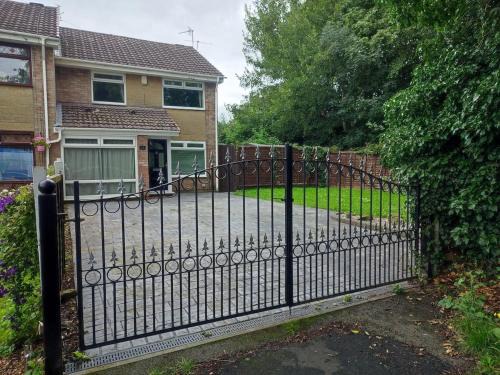 Wythenshawe House | 4-bed quiet cul de sac location with off road parking