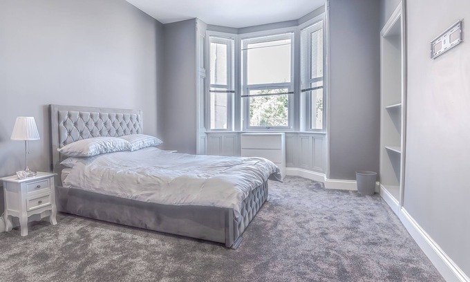 Kelty House | 4 Bed-Sleeps 8- Free Parking-Pets-Hot Tub
