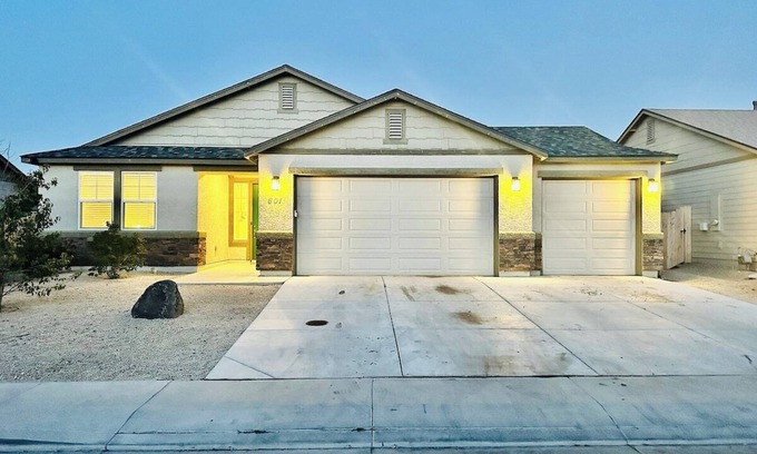 Fernley House | 4-Bedroom 5TVs Sleeps 13/Pet OK
