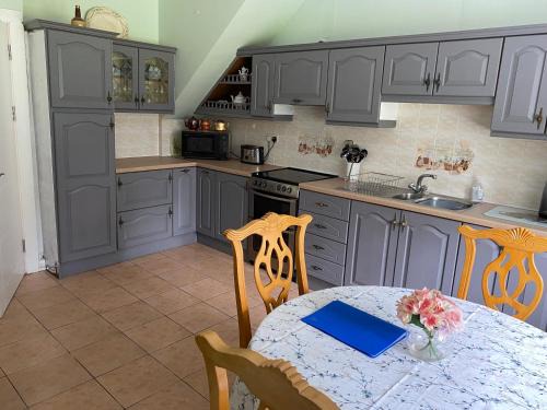 Gibbstown House | 4 bedroom, 7 single beds, with free parking & wifi near new walkway