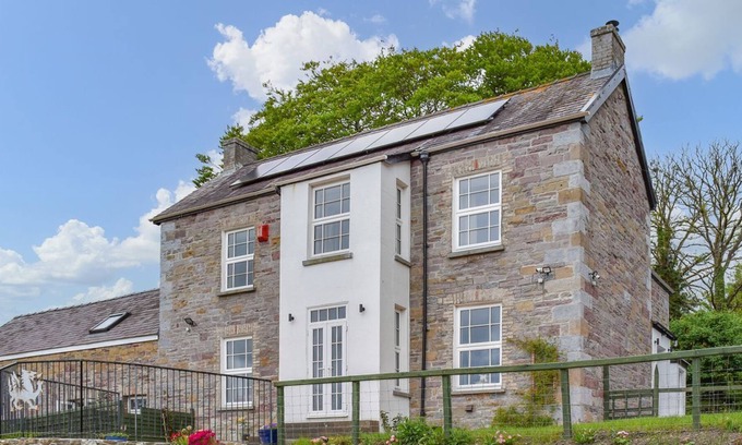 Llanddowror Cottage | 4 bedroom accommodation in Llanddowror