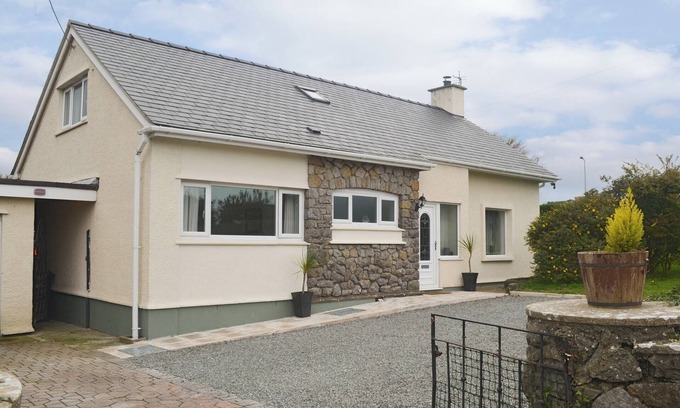 Tyn-y-Gongl Cottage | 4 bedroom accommodation in Benllech, near Llangefni