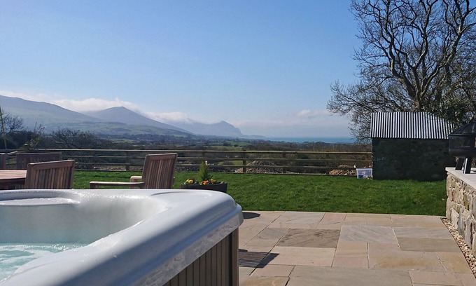 Llanllyfni Cottage | 4 bedroom accommodation in Penygroes, near Caernarfon