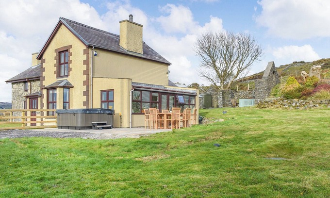 Caernarfon Cottage | 4 bedroom accommodation in Llanllyfni, near Beddgelert