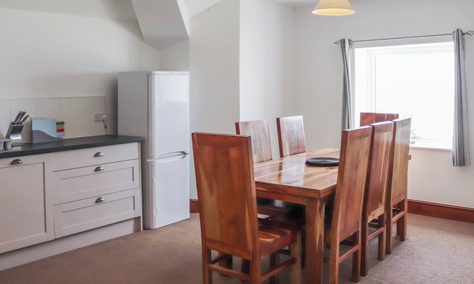 Dinas Dinlle Apartment | 4 bedroom accommodation in Caernarfon