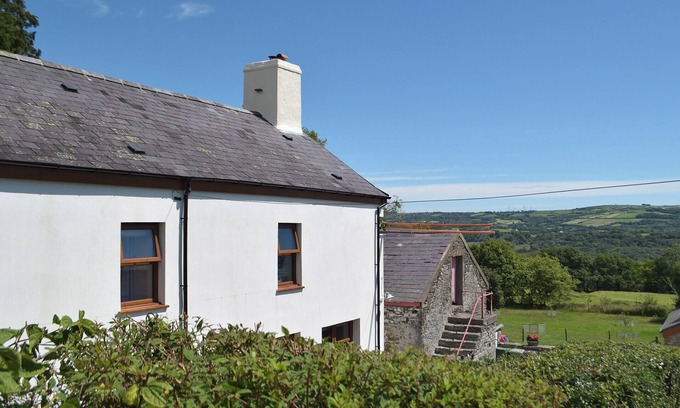 Llanelli Cottage | 4 bedroom accommodation in Ponthenri, near Llanelli
