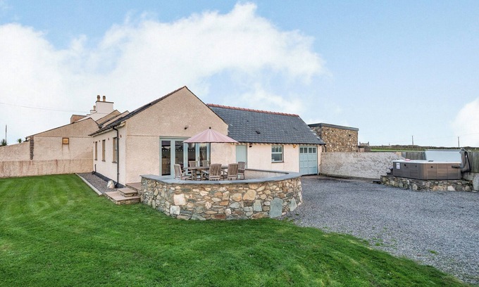 Holyhead Cottage | 4 bedroom accommodation in Penrhos Feilw, near Trearddur Bay