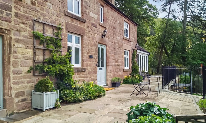 Matlock Cottage | 4 bedroom accommodation in Bolehill, Matlock