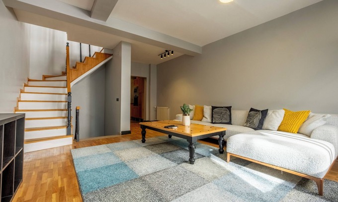 Tophane Apartment | 4-bedroom apartment with private terrace, AC and WiFi