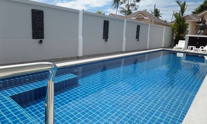 Bang Sare Villa | 4 bedroom Close To All Attractions and 1km from cartoon network waterpark