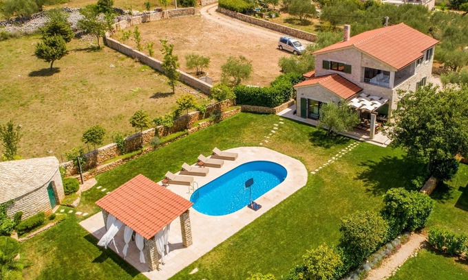 Milohnici House | 4 bedroom cozy home in Linardici