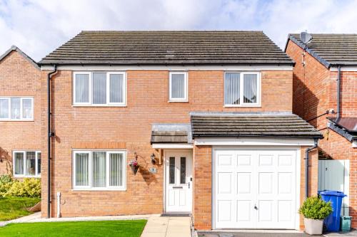 Newcastle-Under-Lyme House | 4 Bedroom Detached, Wi-Fi, Parking, stunning views