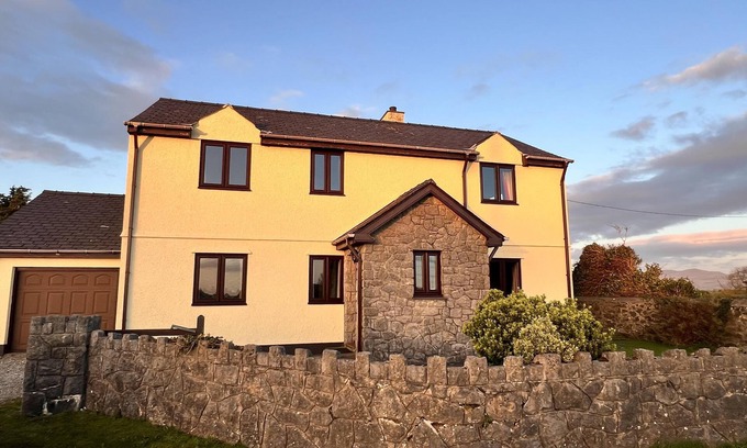 Llanddona House | 4 Bedroom Detached Farmhouse Mountain Views