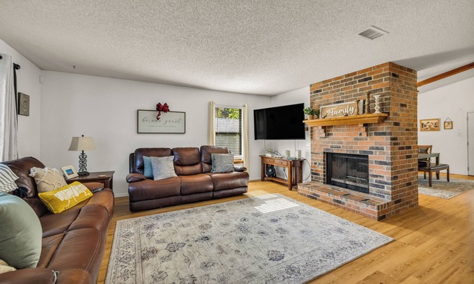 Broken Arrow House | 4 Bedroom Family-Friendly Retreat w/Yard