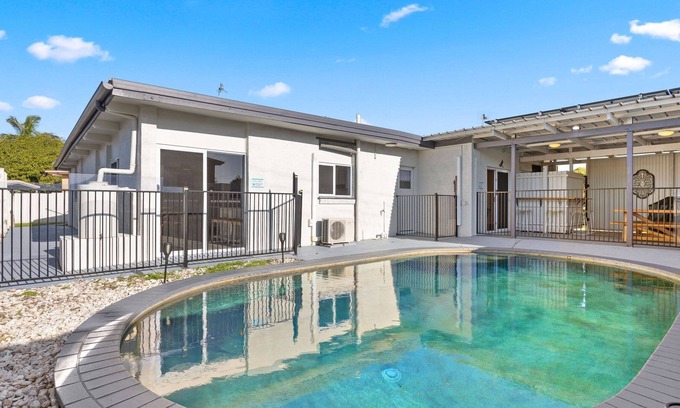 Pialba House | 4 Bedroom Getaway with Pool