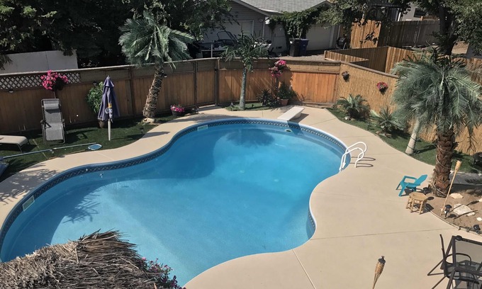 Saskatoon House | 4 bedroom house 3. Bathrooms, tropical backyard, pool, hot tub, tiki bar