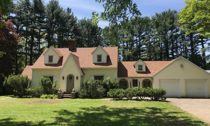 South Deerfield House | 4 Bedroom House Close to UMass/Amherst, Historic Deerfield & Yankee Candle