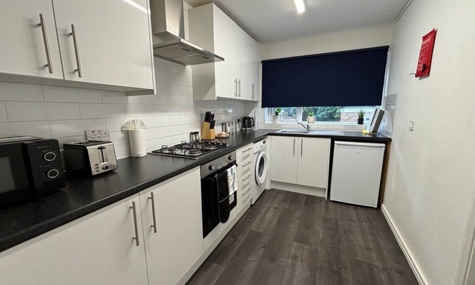 Crawley House | 4 Bedroom House - Free Parking - 8 min LGW Airport