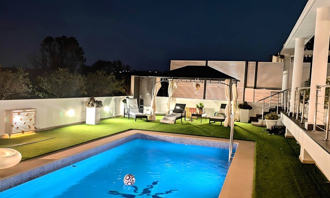 Torrent House | 4-bedroom house in delightful Torrent with fully equipped games room, AC, WiFi