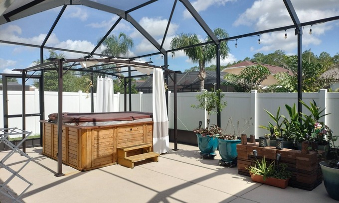 New Port Richey House | 4-bedroom house in near Trinity. Great for medical professionals. Near hospital