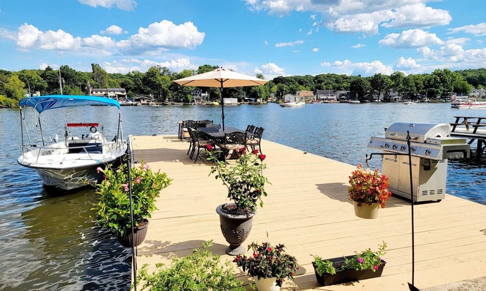 Lake Hopatcong House | 4 Bedroom Lake Hopatcong Lakehouse with Kayaks and Paddleboat
