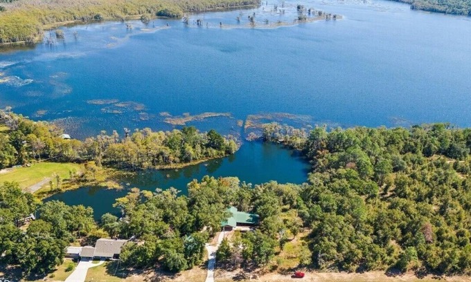 Chipley House | 4-bedroom Lake House 45 Minutes from the Beach!