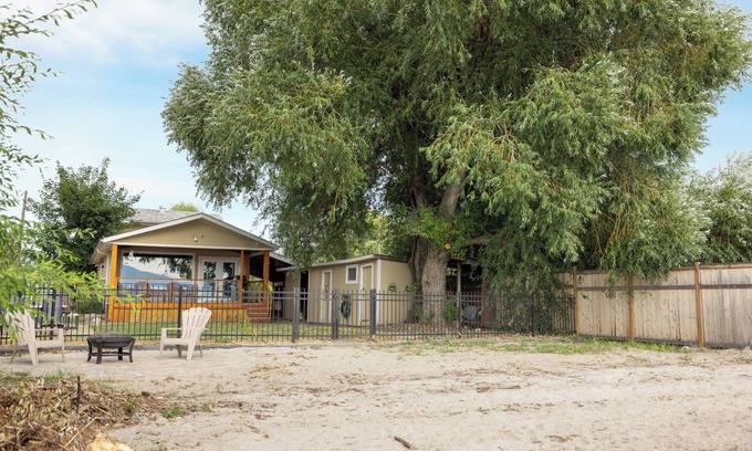 Vernon House | 4 bedroom - Lakefront Home - Private Beach - Close to Town