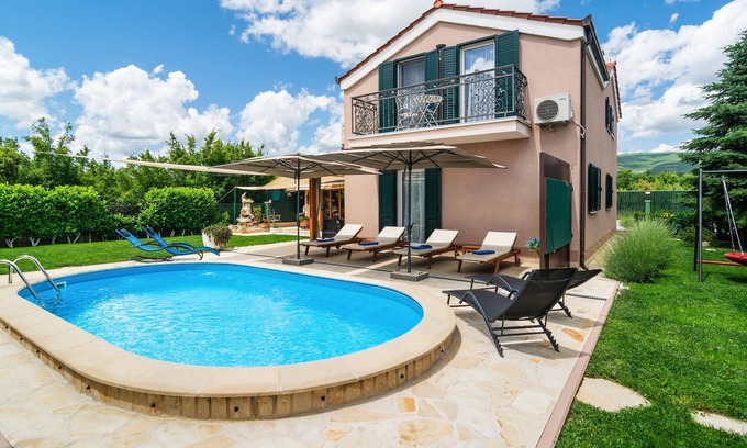 Dicmo House | 4 bedroom lovely home in Dicmo