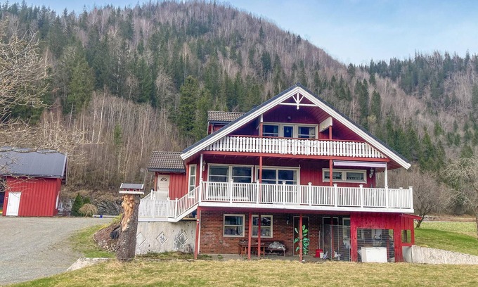 Flornes House | 4 bedroom nice home in Flornes