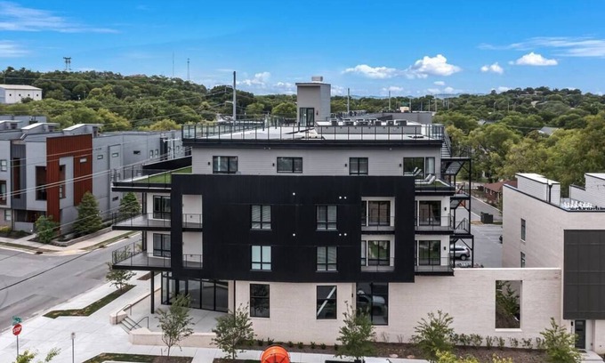 Hadley - Washington Apartment | 4 Bedroom Penthouse w/Rftop Deck/Beautiful Views
