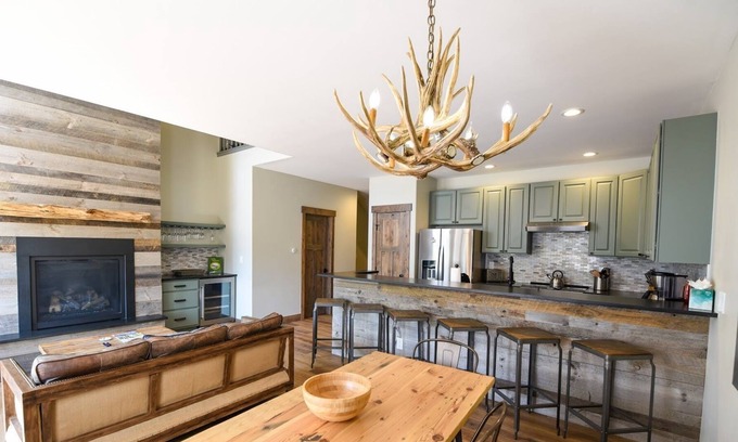 Four O'Clock House | 4 bedroom Ski In/Out Luxury Townhome with Private Hot Tub!