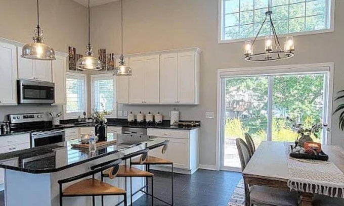 Savage House | 4-bedroom vacation home 18 minutes from Mall of America