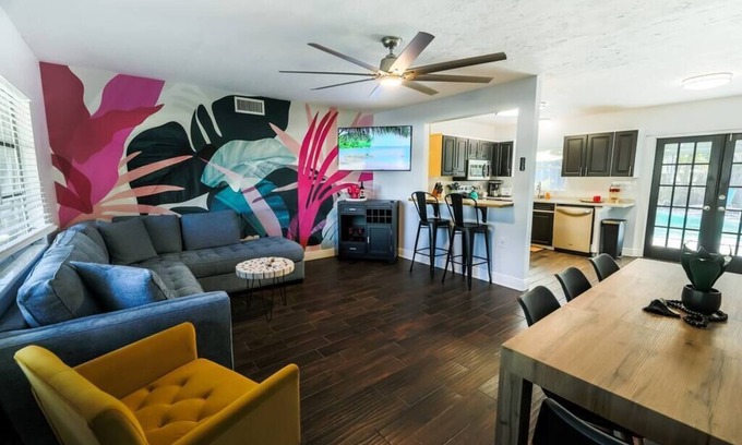 South Pinellas Community Council House | 4 Bedrooms/Heated Pool/Outdoor TV