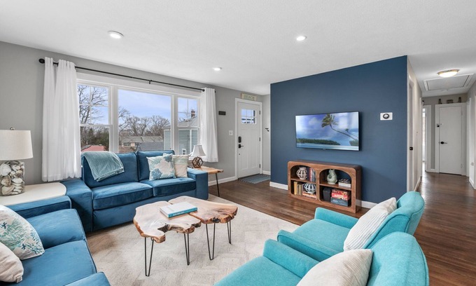 Rockport House | 4 BR Home l Walk to Beaches & Downtown l Reserved Parking & Beach Gear included