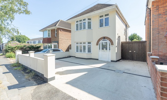 Netley House | 4 BR House w/Free Parking & Garden up to 8 PPL