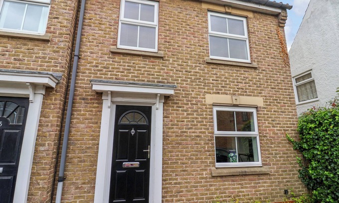 South Cave Cottage | 4 CASTLE MEWS, pet friendly, with a garden in South Cave