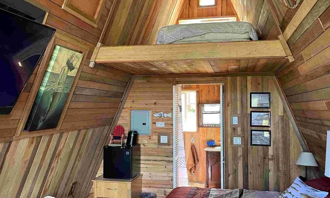Powell River Cabin | 4 Coastal Cabins & 2 bedroom suite for exploring the Sunshine Coast of BC
