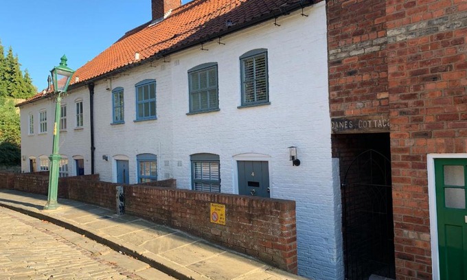 Lincoln House | 4 Danes Cottages - perfect location